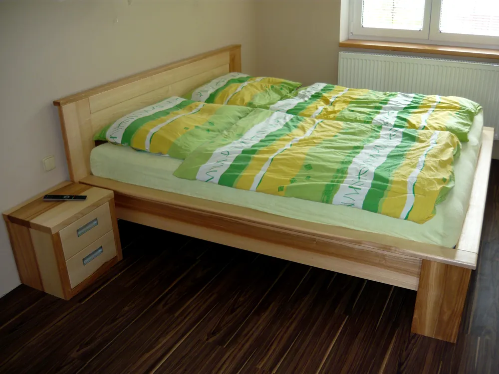Manželská postel z masivu s nočním stolkem